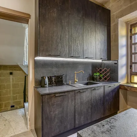 Stunning 3br Townhouse With Private Rooftop Access By 360 Estates Lejlighed