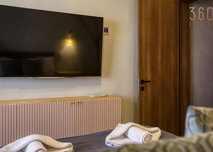 Stunning 3br Townhouse With Private Rooftop Access By 360 Estates * Paola