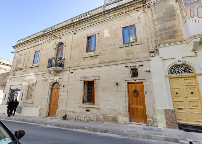 Stunning 3br Townhouse With Private Rooftop Access By 360 Estates *