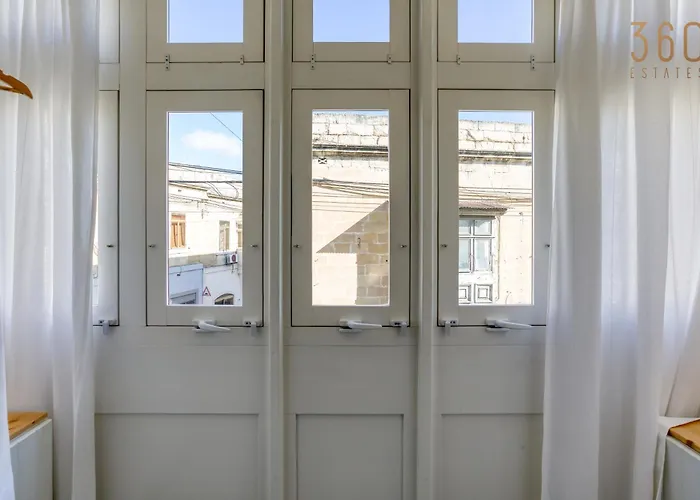 Stunning 3br Townhouse With Private Rooftop Access By 360 Estates * Paola