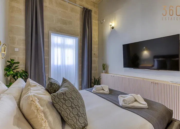 Stunning 3br Townhouse With Private Rooftop Access By 360 Estates *