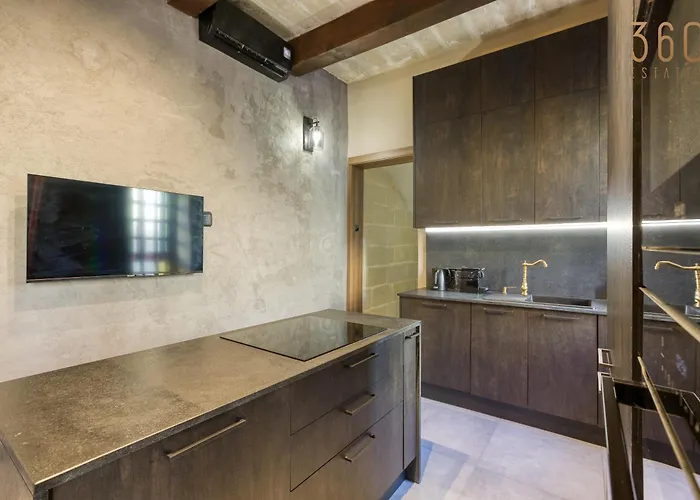 Stunning 3br Townhouse With Private Rooftop Access By 360 Estates *