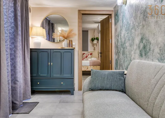 Stunning 3br Townhouse With Private Rooftop Access By 360 Estates * Paola